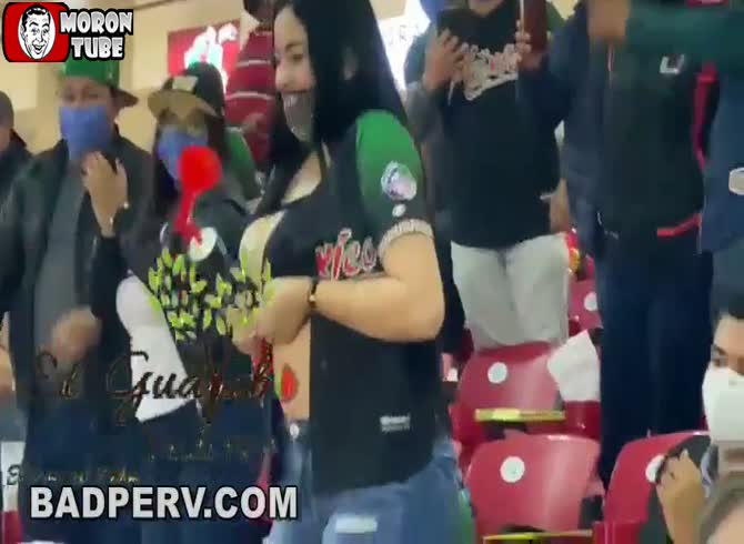Video :After flashing her tits during a match, she is arrested!